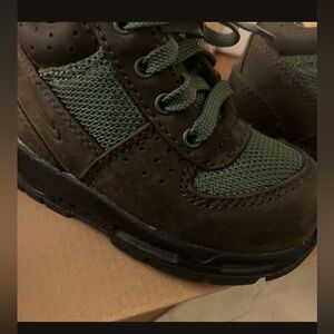 Perfect boots for baby boy
Dark chocolate black vintage green Size 5C